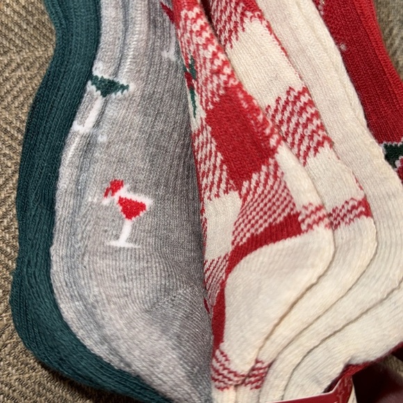 NWT Rae Dunn Christmas/Holiday WMN’s Cushioned Mid Crews Socks Green/Red 5pair - Picture 9 of 11